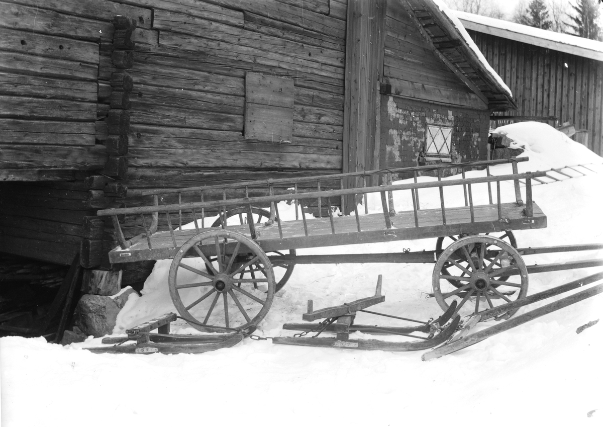 Vagn och släde vid Lundbacka i Skog.