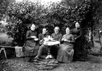 Kaffedrickning på Lundbacka. Fotograf Forsbäcks föräldrar, hans fru och dotter.