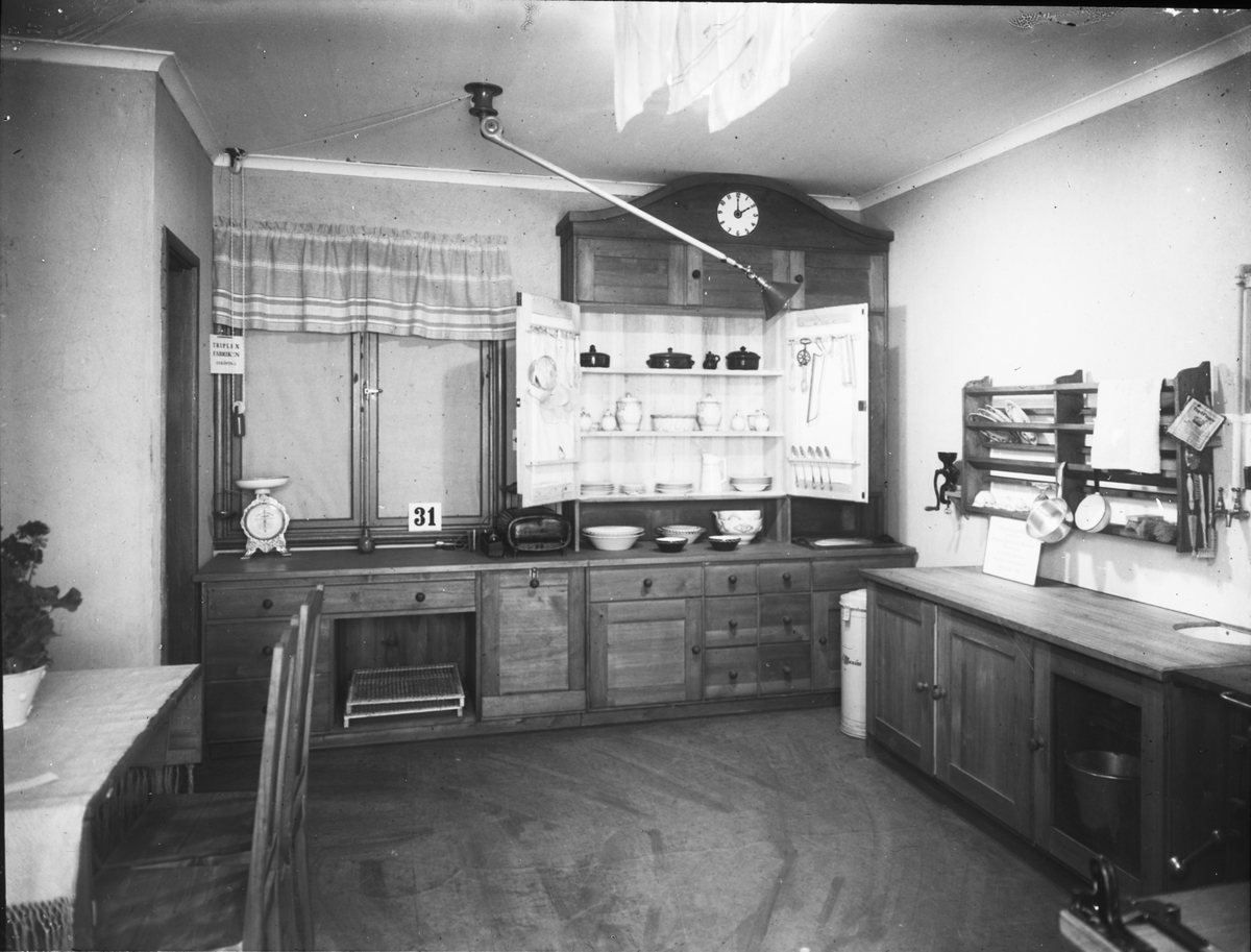 "Bygge och Bo" utställning på Konstakademien 1921.
Lanthushållskök.