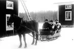 Lundbacka i Skog. I ekipaget där bak står Beda Follin. Hon blev gift med fotograf Forsbäcks bror i Gävle. Åldersskillnaden var 50 år.