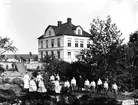 Gullgrufva nybyggt efter branden 1902. Med föreståndaren D. Andersson. Hans son tog namnet Anderman.