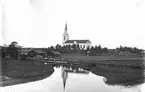 Hamrånge kyrka. Invigdes 1854, ligger på en skogklädd höjd. Gamla kyrkogården är bevarad och omges av en låg kallmur. Tidigare fanns en hög rappad bogårdsmur med spåntak och ingångar med stigluckor. 1842 revs stigluckorna och ersattes av murade stenpelare och järngrindar. Gamla kyrkans klockstapel uppfördes 1649 på en höjd omkring 200 meter väster om kyrkan. 1850 revs stapeln. Strax söder om gamla kyrkogården ligger prästgården.