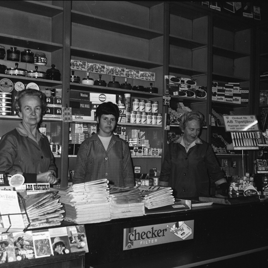 Gamla cigarraffären vid Stortorget. Sista försäljningsdagen före husets rivning, 25.09.1971.
