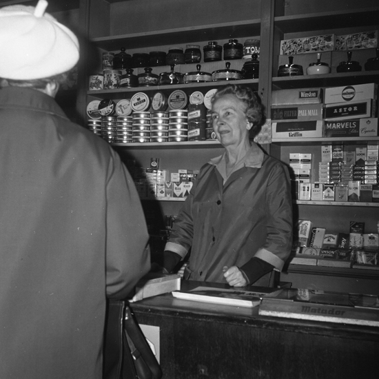 Gamla cigarraffären vid Stortorget. Sista försäljningsdagen före husets rivning, 25.09.1971.