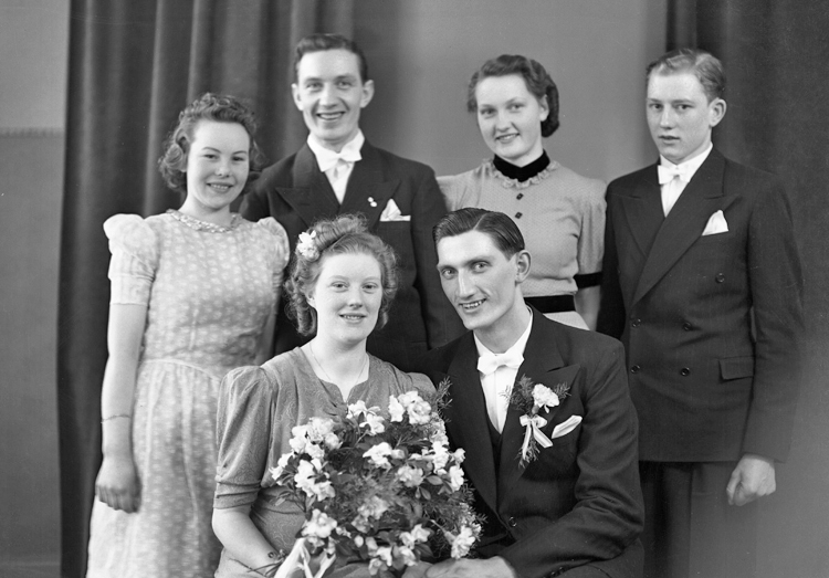 Eyvor och Allan Björknert, bröllopsfoto i ateljé.