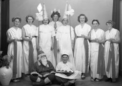 Foto av ett Luciatåg. Personal från Hallanäs vårdhem.
Helfig