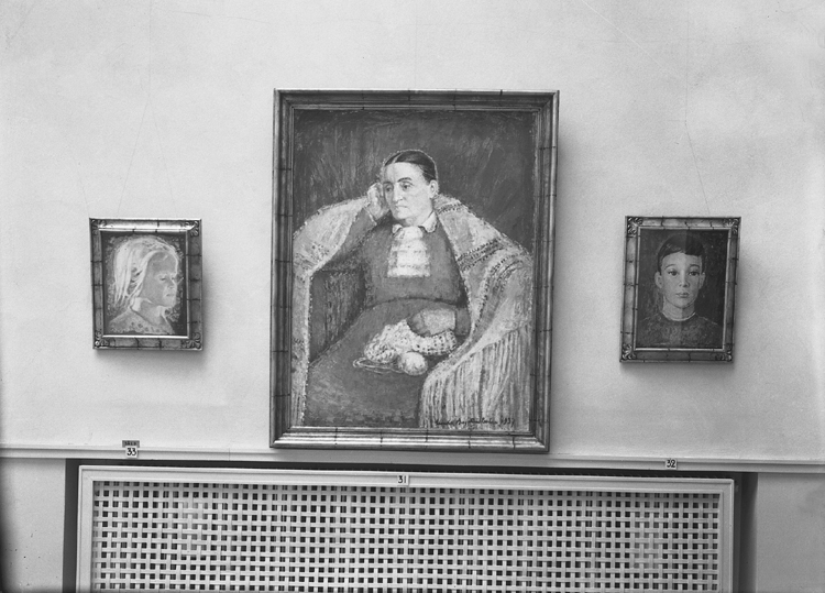 Från Elisabeth Bergstrand-Poulsens retrospektiva utställning på Smålands museum,
30 oktober-30 november 1937. 
Foto av flera oljemålningar (porträtt).