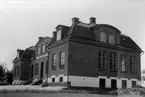 En folkskola av tegel.
Lekaryds skola.