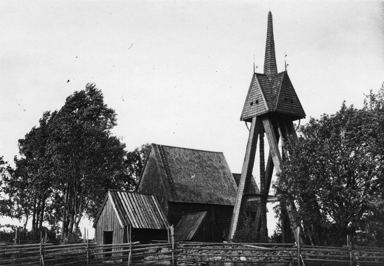 Foto en klockstapel och en liten kyrka.