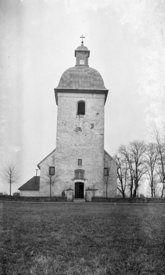 Foto på Fryele kyrka framifrån.
Kyrkan uppfördes 1788 - 1792 efter ritningar av arkitekt Thure Wennberg och invigdes 1795 av biskop Olof Wallquist. På samma plats fanns en tidigare kyrka uppförd på 1200-talet. Nuvarande stenkyrka består av rektangulärt långhus med tresidigt kor i öster och kyrktorn med huvudingång i väster. Norr om koret finns en tillbyggd sakristia.