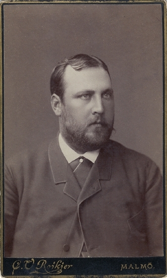 Arvid Holmberg (1854-1899). Porträtt (bröstbild, halvprofil).
