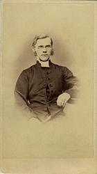 Porträtt (knäbild, en face) av en okänd sittande man med pol