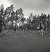 Folkskolans tävlingar, 1944.
Målgång för ett sprinterlopp för flickor.