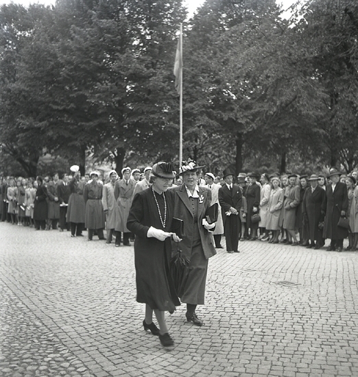 300-årsjubileet, 1943. 
Fru Ingegerd Beskow och ytterligare en dam (biskopinnan Brilioth ?) på väg in i domkyrkan.

Växjö Gymnasiums 300-årsjubileum. (AB). 
Ingegerd Beskow (1887-1978), g.m. landshövding August Beskow (1882-1946).