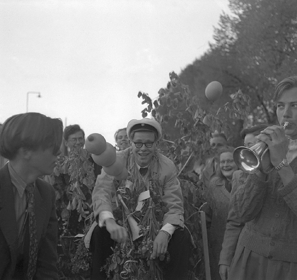 Studenterna första dagen, 1950.
En student körs hem i  lövad kärra, någonstans i Växjö, ivrigt påhejad av 
sina kamrater.

Angående avgångsklasserna 1950 - se "Lärare och Studenter vid Växjö Högre Allmänna Läroverk 1850-1950" (1951), s. 193-196, 289.