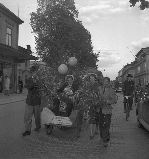 Studenterna andra dagen, 1950.
En student körs i lövad cykelkärra längs Storgatan i höjd med Willans Park. 

Angående avgångsklasserna 1950 - se "Lärare och Studenter vid Växjö 
Högre Allmänna Läroverk 1850-1950" (1951), s. 193-196, 289.