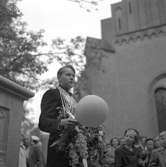 Studenterna tredje dagen, 1950.
En student håller det sedvanliga talet vid Esaias Tegnérs staty. 

Angående avgångsklasserna 1950 - se "Lärare och Studenter vid Växjö 
Högre Allmänna Läroverk 1850-1950" (1951), s. 193-196, 289.