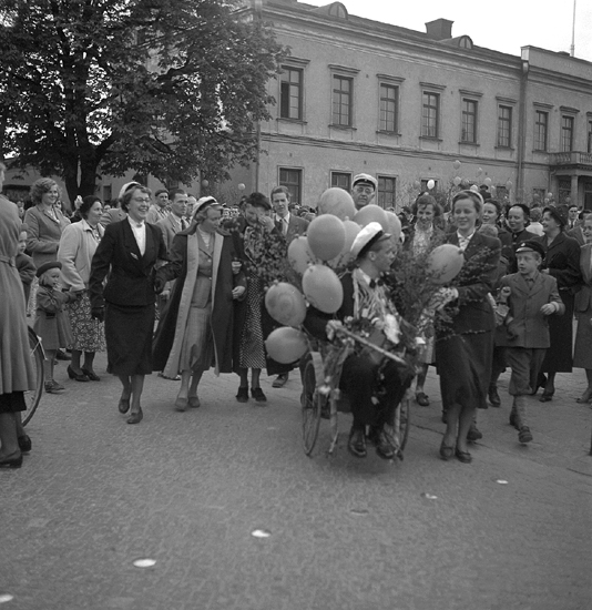 Studenterna andra dagen, 1952. 
En student får skjuts hem med lövad skottkärra  från Stortorget, påhejad av vänner och bekanta.