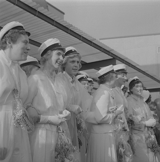 Studenterna, första d. 1960. 
Några kvinnliga studenter sjunger utanför Katedralskolan.