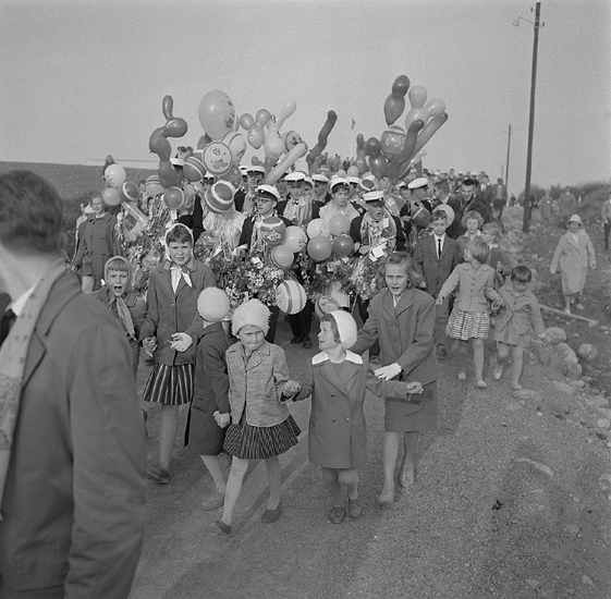 Studenterna, första d. 1960. 
Studenterna tågar iväg nerför Fagrabäcksvägen mot Linnéparken och 
talet vid Esaias Tegnérs staty.