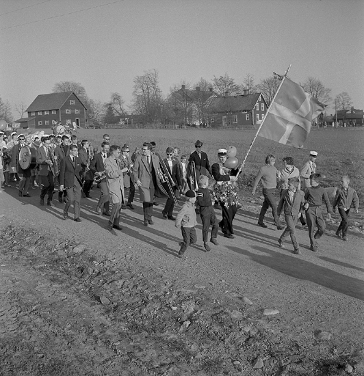 Studenterna, tredje d. 1960. 
Studenterna m.fl. tågar iväg nerför Fagrabäcksvägen.  I bakgrunden syns
några av husen vid Östrabo.