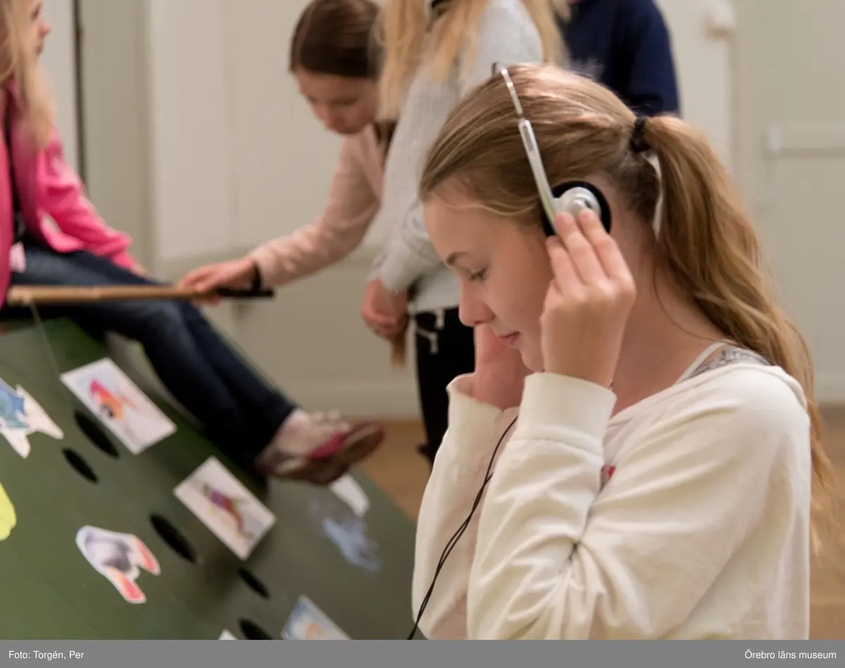 Lillåns Södra skola klass 4b besöker länsmuseet. "Hela universum är du" Ett samarbete mellan konstnären
Cecilia Meyer, Rädda Barnen och Region Örebro.