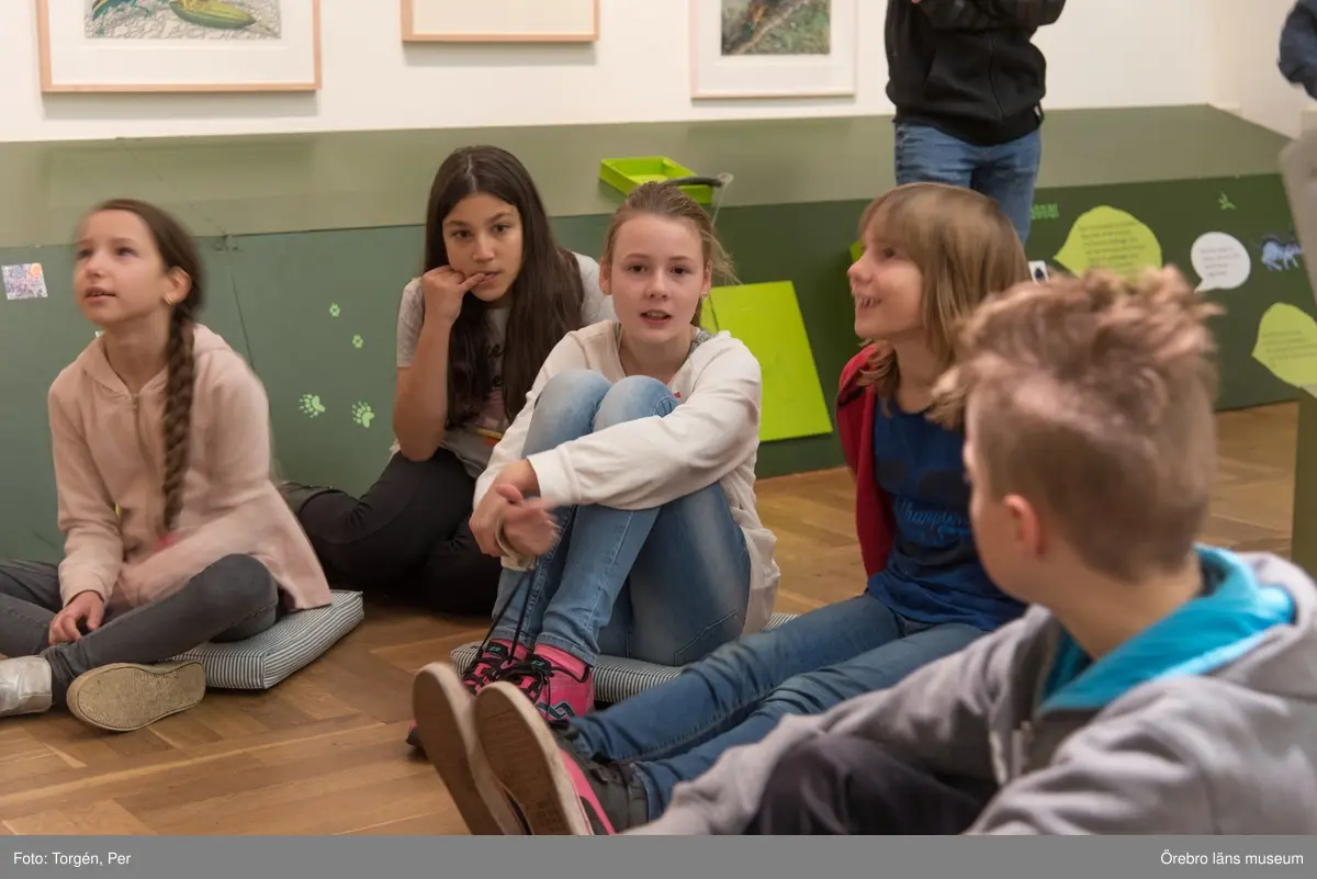 Lillåns Södra skola klass 4b besöker länsmuseet. "Hela universum är du" Ett samarbete mellan konstnären
Cecilia Meyer, Rädda Barnen och Region Örebro.