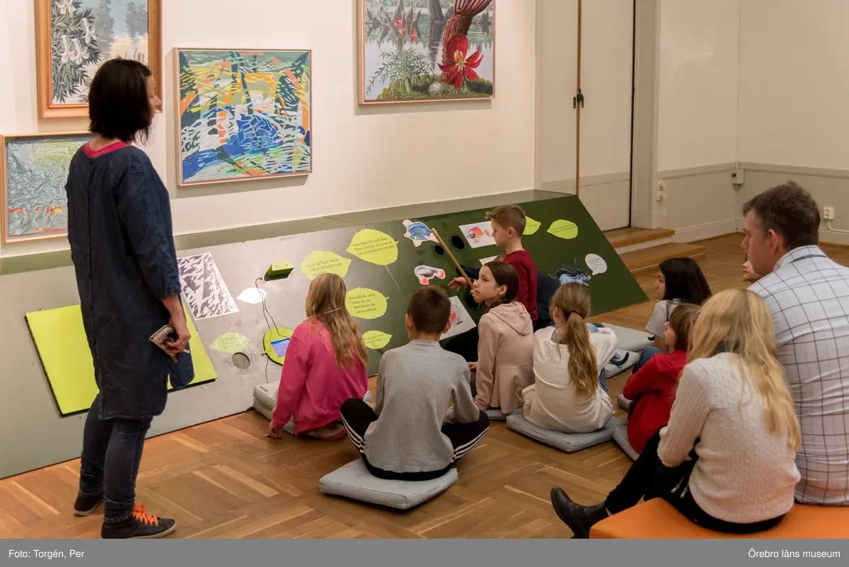 Lillåns Södra skola klass 4b besöker länsmuseet. "Hela universum är du" Ett samarbete mellan konstnären
Cecilia Meyer, Rädda Barnen och Region Örebro.
