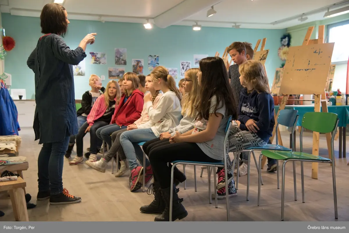 Lillåns Södra skola klass 4b besöker länsmuseet. "Hela universum är du" Ett samarbete mellan konstnären
Cecilia Meyer, Rädda Barnen och Region Örebro.