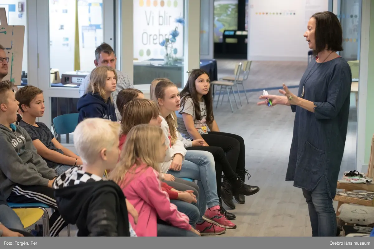 Lillåns Södra skola klass 4b besöker länsmuseet. "Hela universum är du" Ett samarbete mellan konstnären
Cecilia Meyer, Rädda Barnen och Region Örebro.