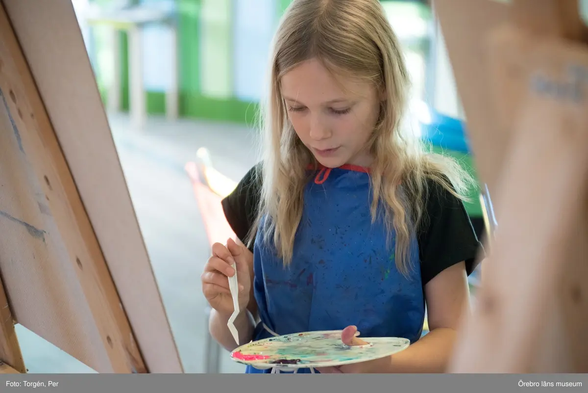 Lillåns Södra skola klass 4b besöker länsmuseet. "Hela universum är du" Ett samarbete mellan konstnären
Cecilia Meyer, Rädda Barnen och Region Örebro.