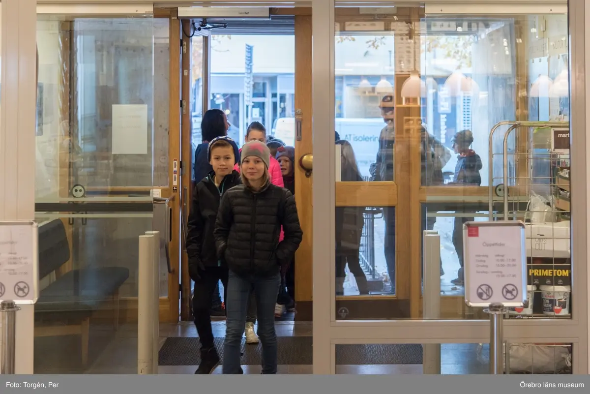 Lillåns Södra skola klass 4b besöker länsmuseet. "Hela universum är du" Ett samarbete mellan konstnären
Cecilia Meyer, Rädda Barnen och Region Örebro.
