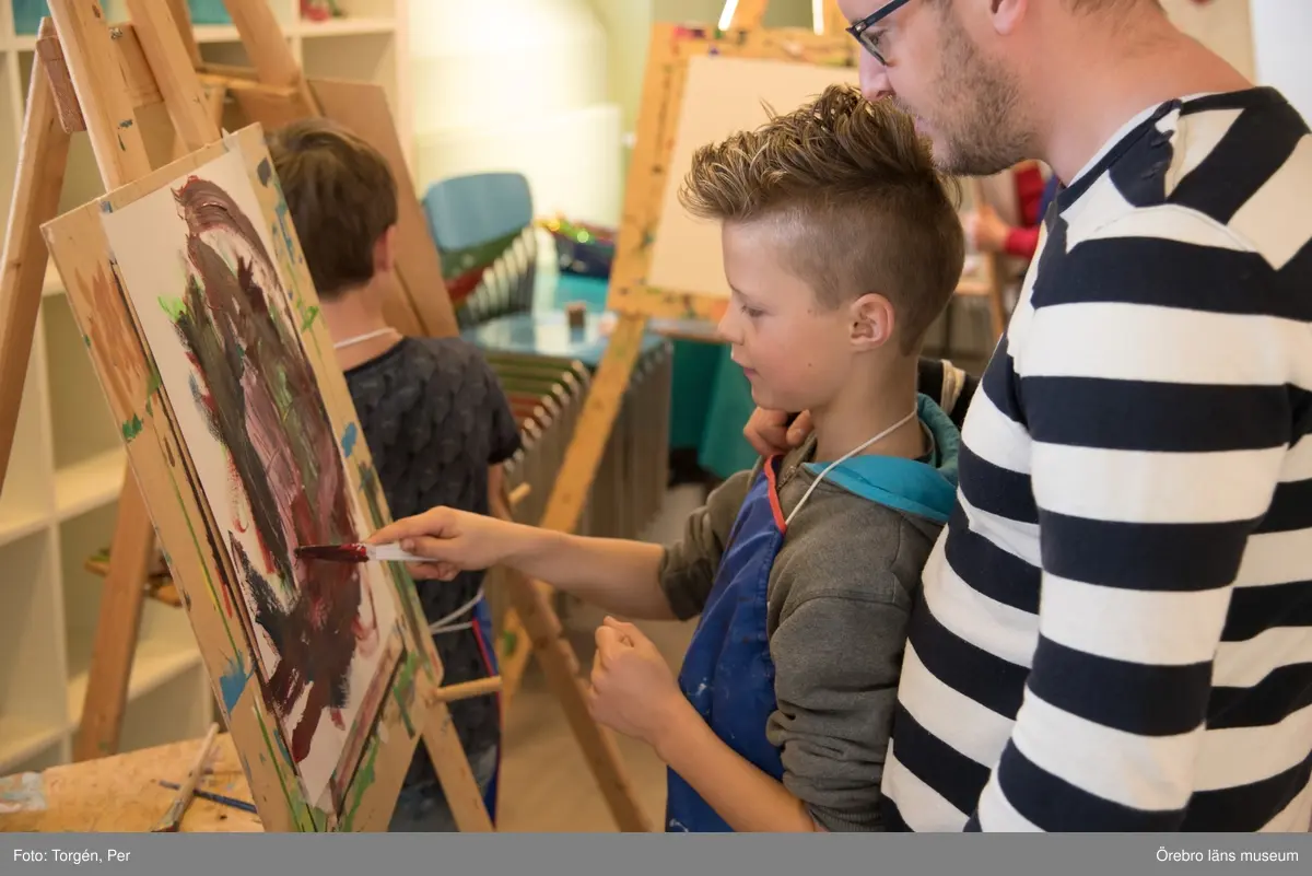 Lillåns Södra skola klass 4b besöker länsmuseet. "Hela universum är du" Ett samarbete mellan konstnären
Cecilia Meyer, Rädda Barnen och Region Örebro.