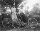 Två kvinnor med cyklar.