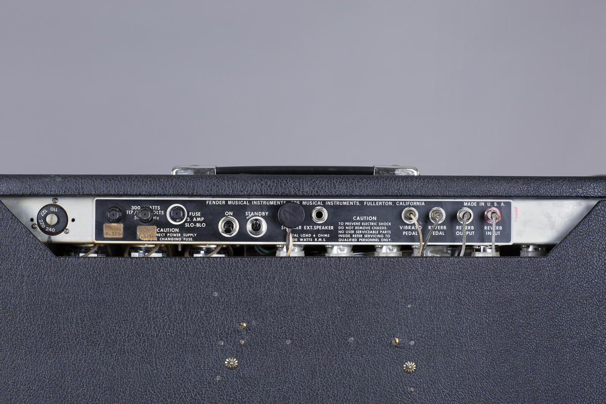 Rørforsterker med 100 watts utgangseffekt. To kanaler for normal og vibrato. Fire instrumentinnganger. Fire 12-tommers høyttalere, 10 rør. Innebygd vibratoeffekt og romklang.