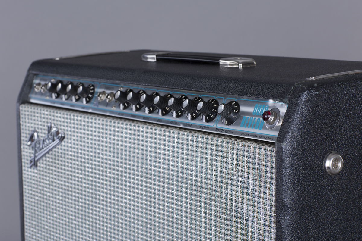 Rørforsterker med 100 watts utgangseffekt. To kanaler for normal og vibrato. Fire instrumentinnganger. Fire 12-tommers høyttalere, 10 rør. Innebygd vibratoeffekt og romklang.