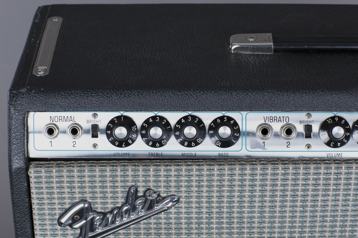 Rørforsterker med 100 watts utgangseffekt. To kanaler for normal og vibrato. Fire instrumentinnganger. Fire 12-tommers høyttalere, 10 rør. Innebygd vibratoeffekt og romklang.