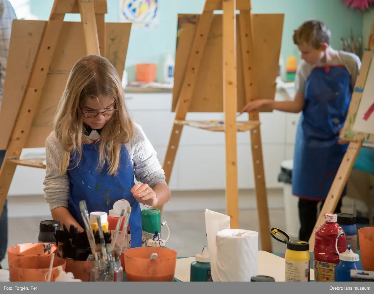 Lillåns Södra skola klass 4b besöker länsmuseet. "Hela universum är du" Ett samarbete mellan konstnären
Cecilia Meyer, Rädda Barnen och Region Örebro.