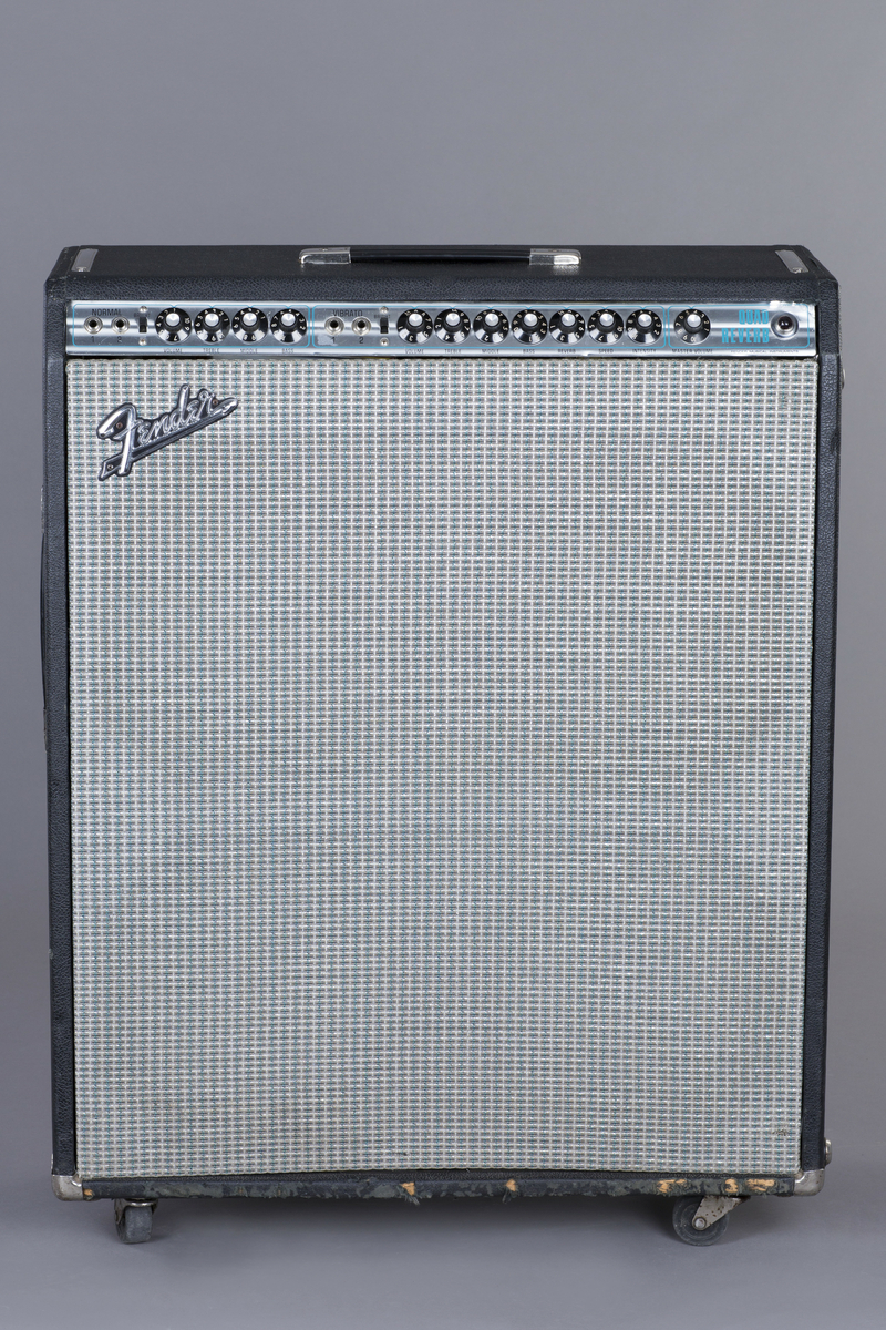 Rørforsterker med 100 watts utgangseffekt. To kanaler for normal og vibrato. Fire instrumentinnganger. Fire 12-tommers høyttalere, 10 rør. Innebygd vibratoeffekt og romklang.
