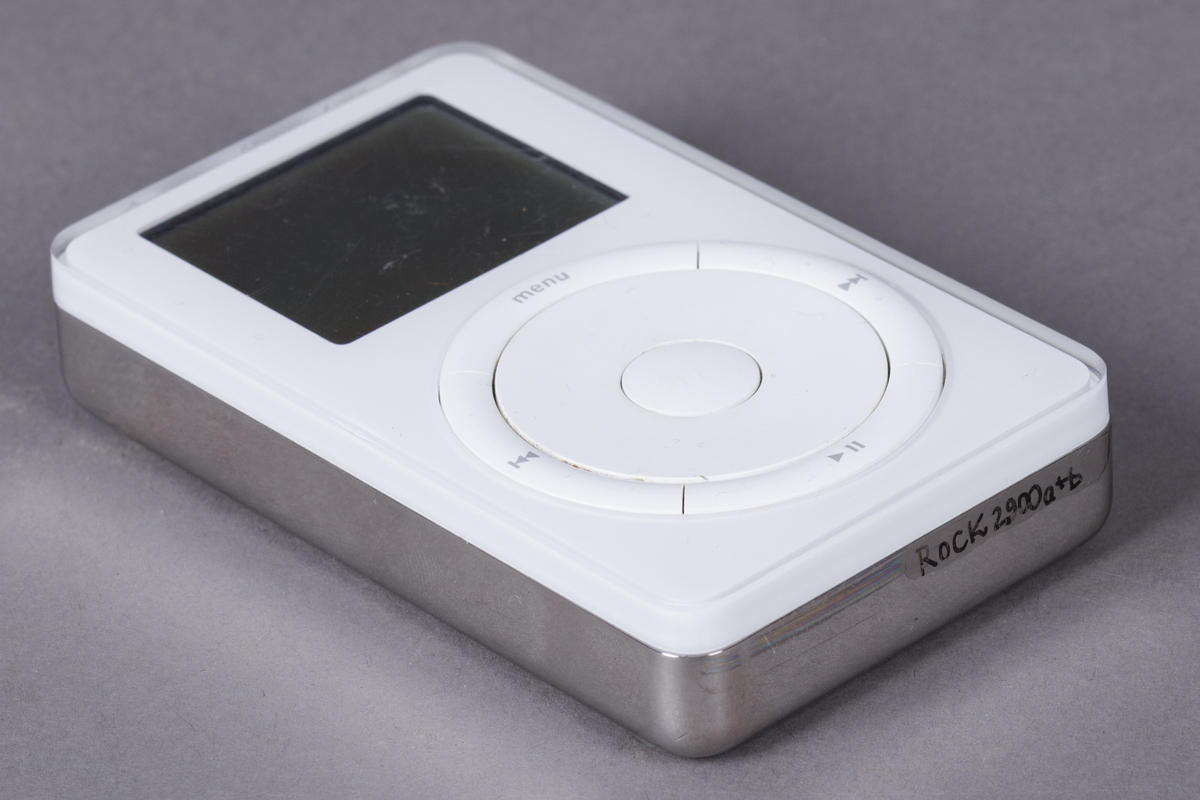 Mp3-spiller med minnekapasitet på 5GB. LCD-display i sort/hvitt. Mekanisk hjul for navigering. Utgang for hodetelefoner (ministereo). FireWire-port. Kun kompatibel med Mac. Støtter formatene mp3, wav og aiff.