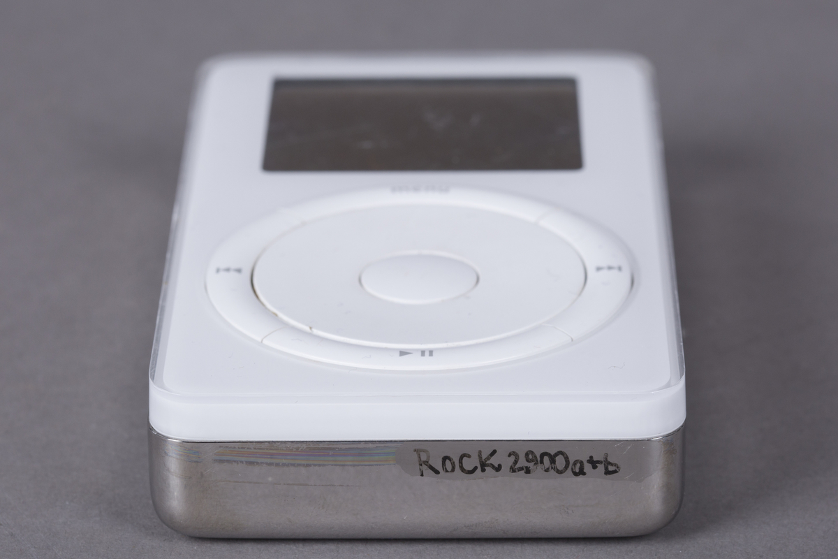 Mp3-spiller med minnekapasitet på 5GB. LCD-display i sort/hvitt. Mekanisk hjul for navigering. Utgang for hodetelefoner (ministereo). FireWire-port. Kun kompatibel med Mac. Støtter formatene mp3, wav og aiff.