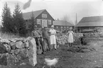 Gruppbild, män vid stengärdesgård.