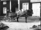 Häst och vagn utanför L.O. Hedquists diversehandel.