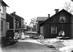 Kvistholmsvägen i Norrsundet.
Första huset på vänster sida har nummer 16. 
Huset finns kvar men rejält ombyggt.