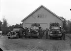 Wij såg och hyvleri, lastvagnar. Personerna från vänster: Gunnar Rehn, Sören Wiberg, Anders Skoglund, Bertil Berggren, August Nilsson och Roland Berger.