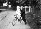 Hans Olof Nordin med dotter Magda utanför grinden till den gamla skolan i Bergby.