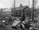 Två personer utanför ett bostadshus.