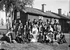 Svensexa och möhippa, bygdegården, Hamrånge. Foto 1940-talet. Brudparet är Vanja Wahlgren och Gösta Sjöström. Första raden från vänster: nr 2 Erik Stenberg, nr 3 Asta Sjöström-Larsson, nr 5 Rut Stenberg, nr 8 Ruth Lindblom, nr 9 Edgar Sjökvist. Mellersta raden: nr 3 Bertil Larsson, nr 4 Arne Hjälm, nr 7 Karin Eriksson, nr 8 Olga Wijk. Bakre raden: nr 3 Erik Winkvist, nr 5 Karin Winkvist och nr 7 Gunborg Eriksson.