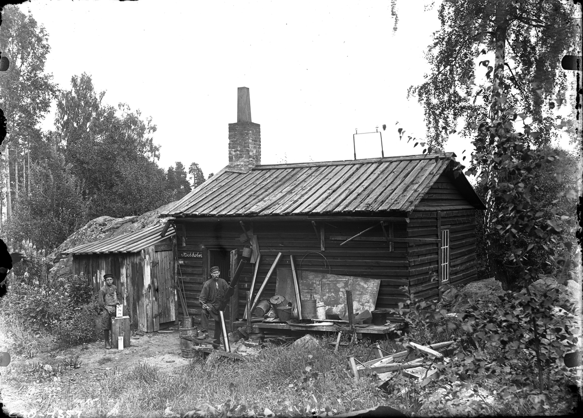 Hans Olof Nordin utanför sin plåtslageriverkstad "Stockholm" i Norrsundet.