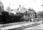 Stationshuset i Jädraås, folksamling vid lok.